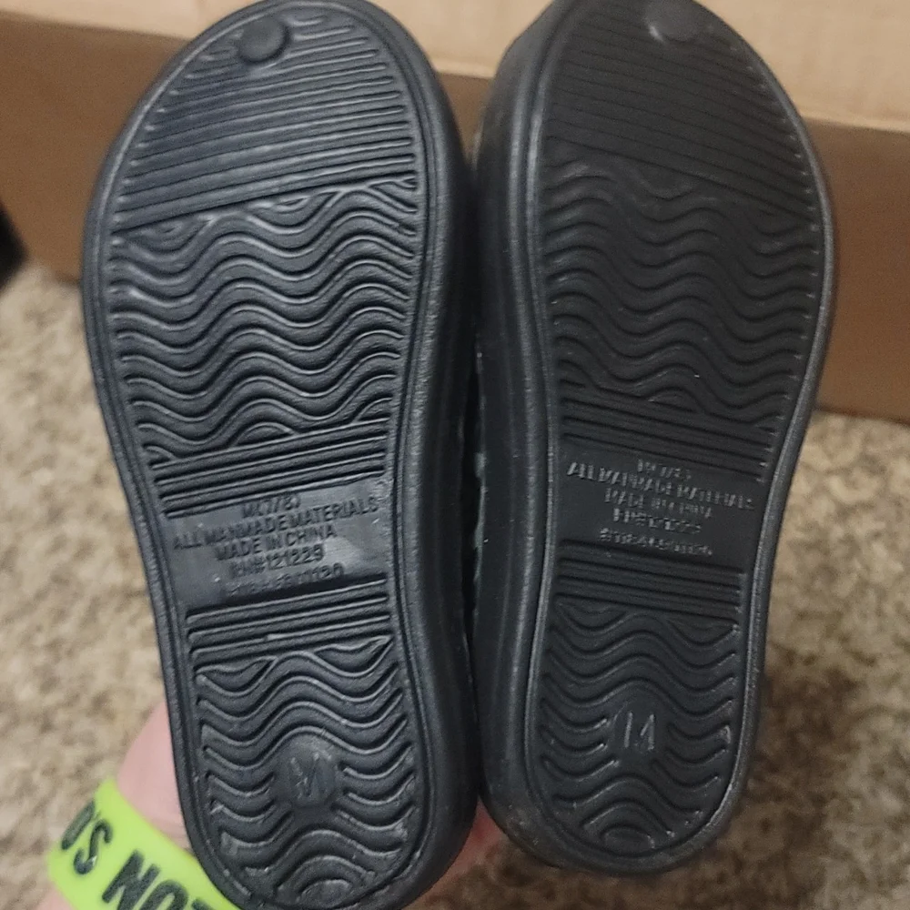 REVO TODDLER CAMO WATER SHOES/SNEAKERS: GREEN/BLACK CAMO: NWT: SZ 7/8